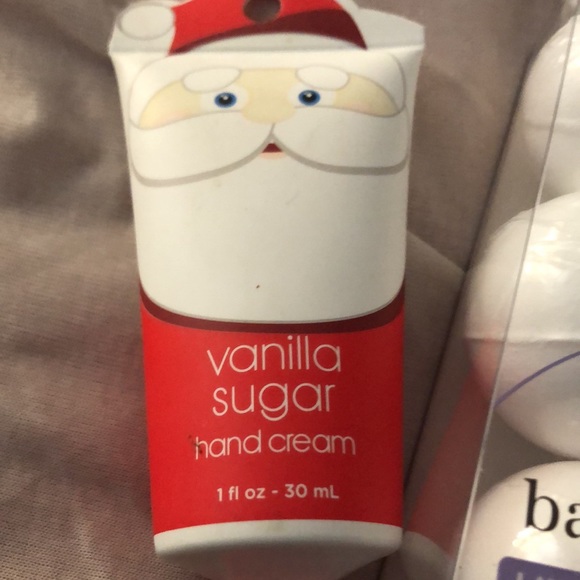 Bundle of 3 Holiday themed bath and skincare items - Picture 2 of 4